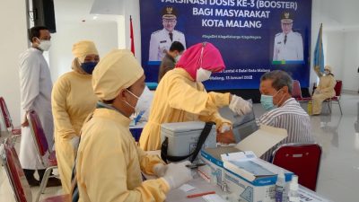 Vaksinasi booster. (Foto: M. Sholeh/Tugu Malang)