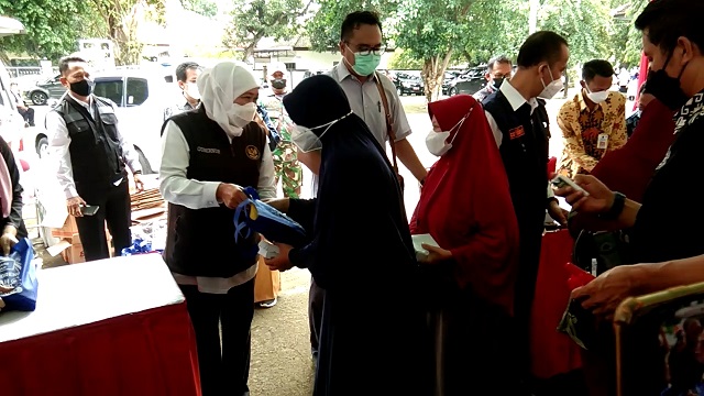 Gubernur Jawa Timur Khofifah Indar Parawansa saat menggelar operasi pasar minyak goreng murah di Kabupaten Bojonegoro di halaman Kantor Badan Koordinator Wilayah (Bakorwil) Kabupaten Bojonegoro, Minggu (20/2/2022).