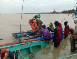 Warga dan BPBD Tuban Evakuasi Perahu yang Karam Diterjang Ombak Besar
