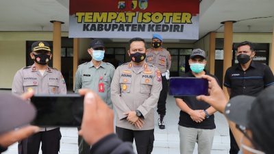 Kepala Dinas Kesehatan Kabupaten Kediri, dr Achmad Khotib (dua dari kanan), bersama Kapolres Kediri AKBP Agung Setyo Nugroho (tiga dari kanan), meninjau tempat Isolasi Terpadu pasien Covid-19 yang berlokasi di wisma atlet Pare, Jum’at (11/2/2022).