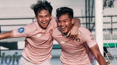 Pemain Persik Kediri, bermain imbang saat melawan PSIS Semarang, Minggu (6/2/2022).