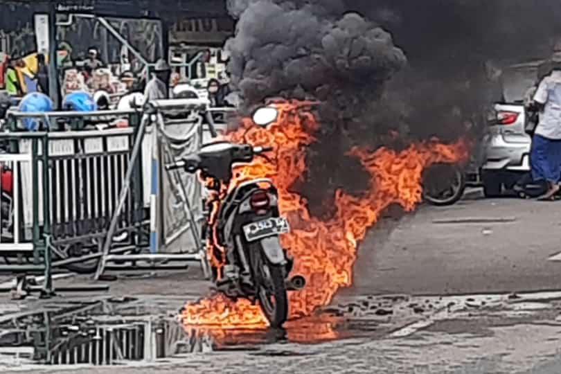 Kobaran api membakar sebuah sepeda motor di depan Alun-Alun Kota Pasuruan. (Foto: Dokumen warga)