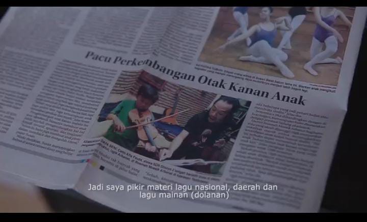 Cak Gik Arbanat. (Foto: Tangkapan layar film "Gesekan Arbanat Ugik untuk Anak Indonesia"/Tugu Jatim)
