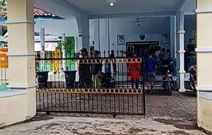 Maling HP. (Foto: tangkapan layar video warga/Tugu Jatim)