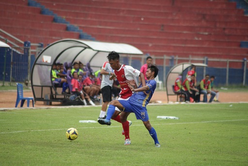 Ferry Cahyo Utomo (merah), striker Persedikab Kediri.