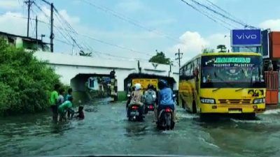 Kondisi jalan raya Viaduk Gempol, Kabupaten Pasuruan, yang masih direndam banjir, Minggu (27/2/2022).