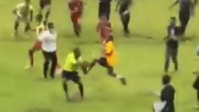 Tangkapan layar wasit dikeroyok dalam pertandingan Farmel FC vs NZR Sumbersari FC.