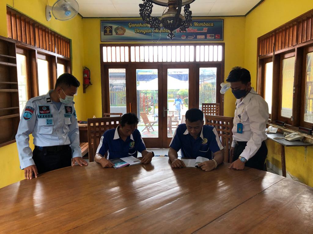 Sejumlah narapidana menyambut baik 150 buku bacaan baru pinjaman dari dinas Perpustakaan Pemprov Jatim.