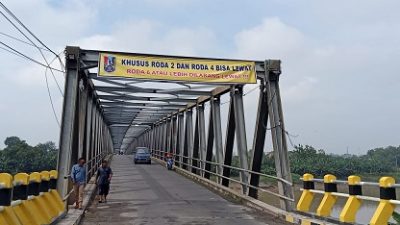 Beberapa kendaraan roda dua maupun empat mulai melintasi jembatan Glendeng Tuban.