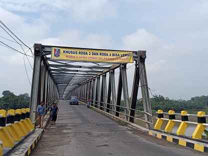 Beberapa kendaraan roda dua maupun empat mulai melintasi jembatan Glendeng Tuban.