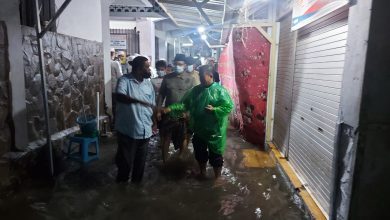Air banjir. (Foto: tangkapan layar video warga/Tugu Jatim)
