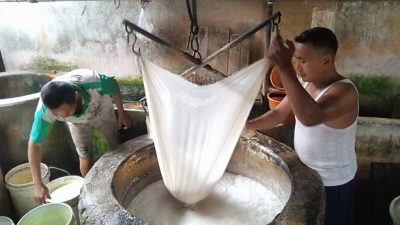 Pekerja UD Barokah milik Wardam (74), warga Kelurahan Panyuran, Kecamatan Palang, Tuban sedang meproses produksi tahu.