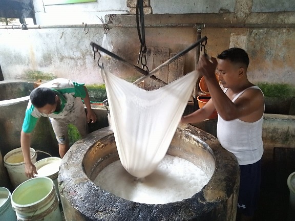 Pekerja UD Barokah milik Wardam (74), warga Kelurahan Panyuran, Kecamatan Palang, Tuban sedang meproses produksi tahu.