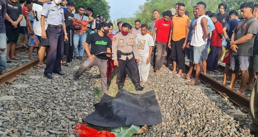 Korban yang tertabrak Kereta Api di Desa Pekuwon, Kecamatan Sumberrejo, Kabupaten Bojonegoro, Rabu (02/02/2022).