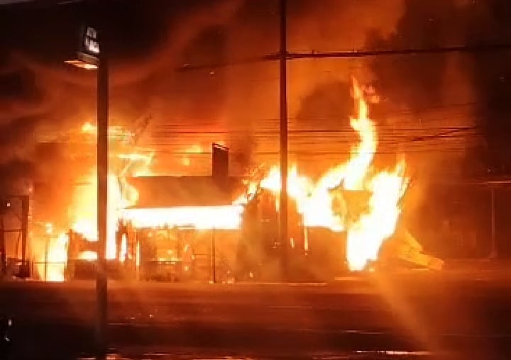 Kebakaran gudang besi tua di Gempol, Kabupaten Pasuruan, Minggu (13/2/2022) malam.