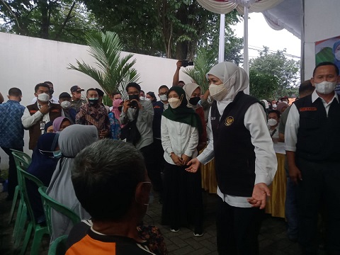 Gubernur Jawa Timur, Khofifah Indar Parawansa, menghadiri operasi pasar minyak goreng murah di Kabupaten Kediri, Minggu (27/2/2022).