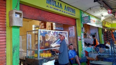 Salah satu toko di Pasar Kota Bojonegoro yang menjual minyak goreng curah.