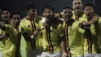 Eksekutor tendangan bebas Risna Prahalabenta (tengah) yang berbuah gol di laga Persik Kediri versus Arema FC di Stadion I Gusti Ngurah Rai, Minggu (27/2/2022).