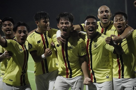 Eksekutor tendangan bebas Risna Prahalabenta (tengah) yang berbuah gol di laga Persik Kediri versus Arema FC di Stadion I Gusti Ngurah Rai, Minggu (27/2/2022).