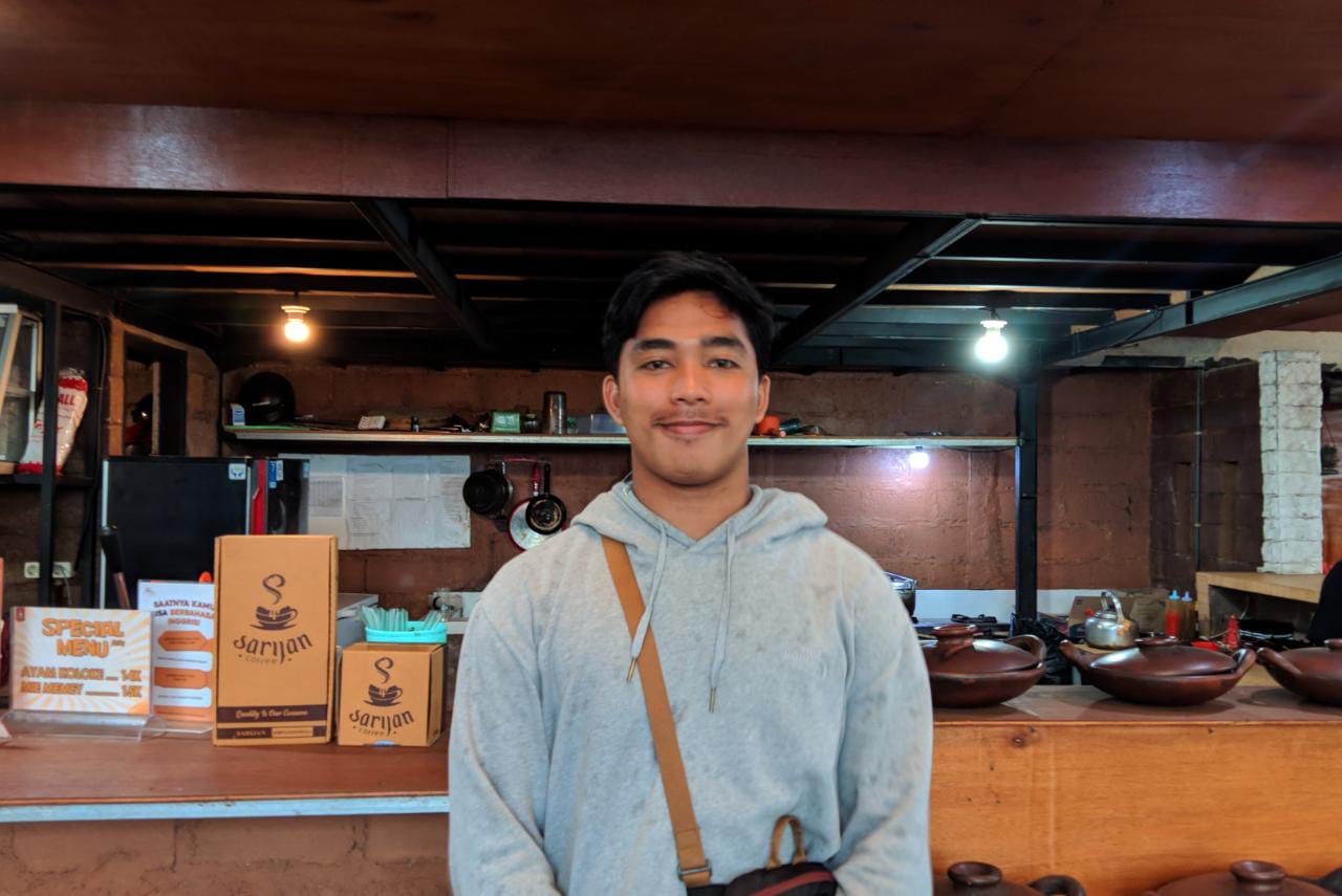 Aditya Irfani, penanggung jawab Sarijan Coffee, saat ditemui di lokasi kerjanya, Rabu (17/2/2022).