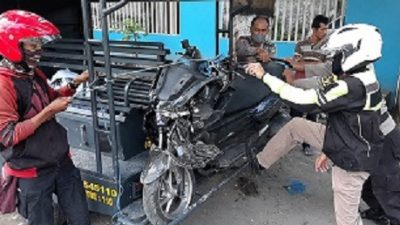 Polisi melakuakan olah TKP insiden kecelakaan lalu lintas di Desa Wonojoyo, Kecamatan Gurah, Kabupaten Kediri,