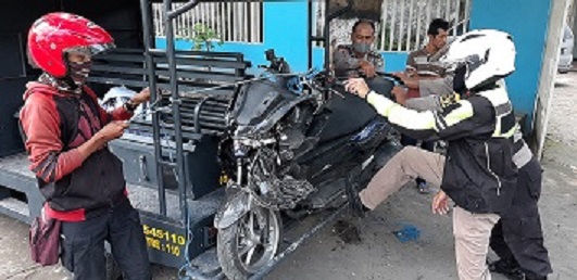 Polisi melakuakan olah TKP insiden kecelakaan lalu lintas di Desa Wonojoyo, Kecamatan Gurah, Kabupaten Kediri,