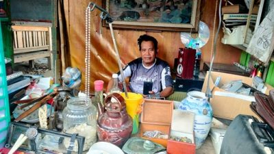 Umar Fadilah, salah satu penjual barang antik di pasar Comboran Kota Malang saat ditemui di lokasi jualannya, Kamis (17/2/2022).