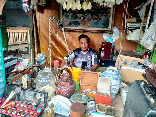 Umar Fadilah, salah satu penjual barang antik di pasar Comboran Kota Malang saat ditemui di lokasi jualannya, Kamis (17/2/2022).