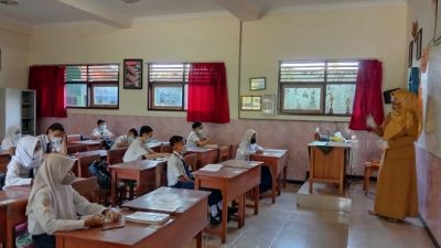 Kegiatan pembelajaran tatap muka terbatas di Kota Malang.