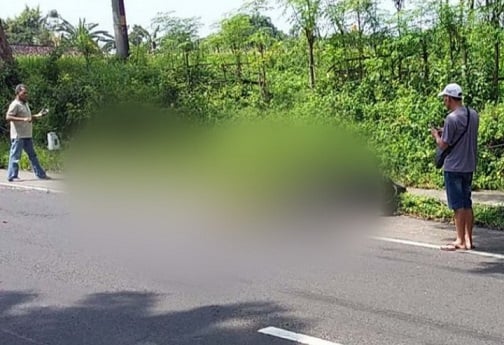 Ibu-Ibu pengendara motor tewas setelah terlindas truk di Purwosari, Pasuruan, Sabtu (27/02/2022).