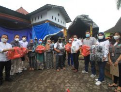Rombongan OJK Malang dan Tugu Media Group Bagikan Donasi Rp185 Juta, Pengungsi Erupsi Gunung Semeru Semringah