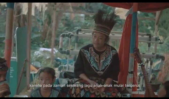 Cak Gik Arbanat. (Foto: Tangkapan layar film "Gesekan Arbanat Ugik untuk Anak Indonesia"/Tugu Jatim)