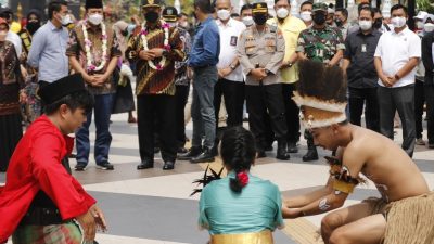 Kepala BNPT Komjen Pol Boy Rafli Amar saat disambut Wali Kota Madiun, Maidi. Foto Bayu.