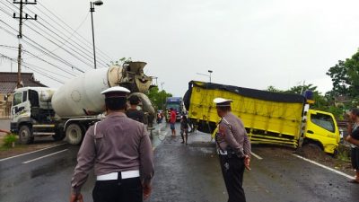 Truk terguling di Desa Mojodeso, Kecamatan Kapas, Kabupaten Bojonegoro, sehingga menyebabkan kemacetan panjang, Senin (07/02/2022) siang.