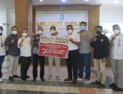 Kepala OJK Malang Gandeng Tugu Media Group Serahkan Bantuan bagi Korban Erupsi Semeru
