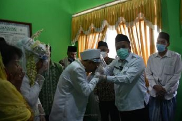 Wakil Bupati Pasuruan, Gus Mujib, saat menikahkan pasangan di KUA Sukorejo.