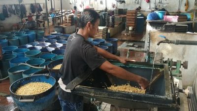 Karyawan pabrik tahu di Pasuruan tetap berproduksi meski harga kedelai mahal.