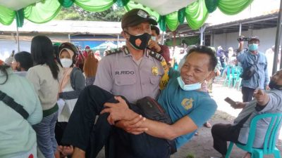 Teringat Saudara yang Lumpuh, Kisah Haru Anggota Polisi Kediri Gendong Difabel saat Cairkan Bantuan