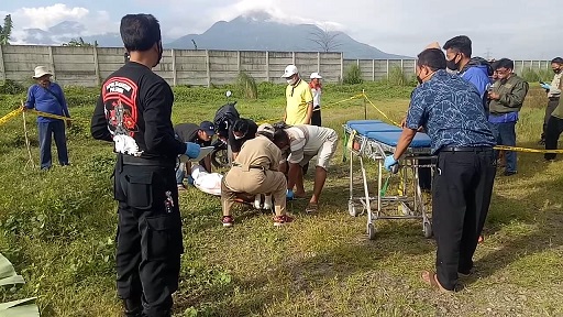 Petugas melakukan olah TKP penemuan jasad pria di lahan kosong, Kabupaten Pasuruan.
