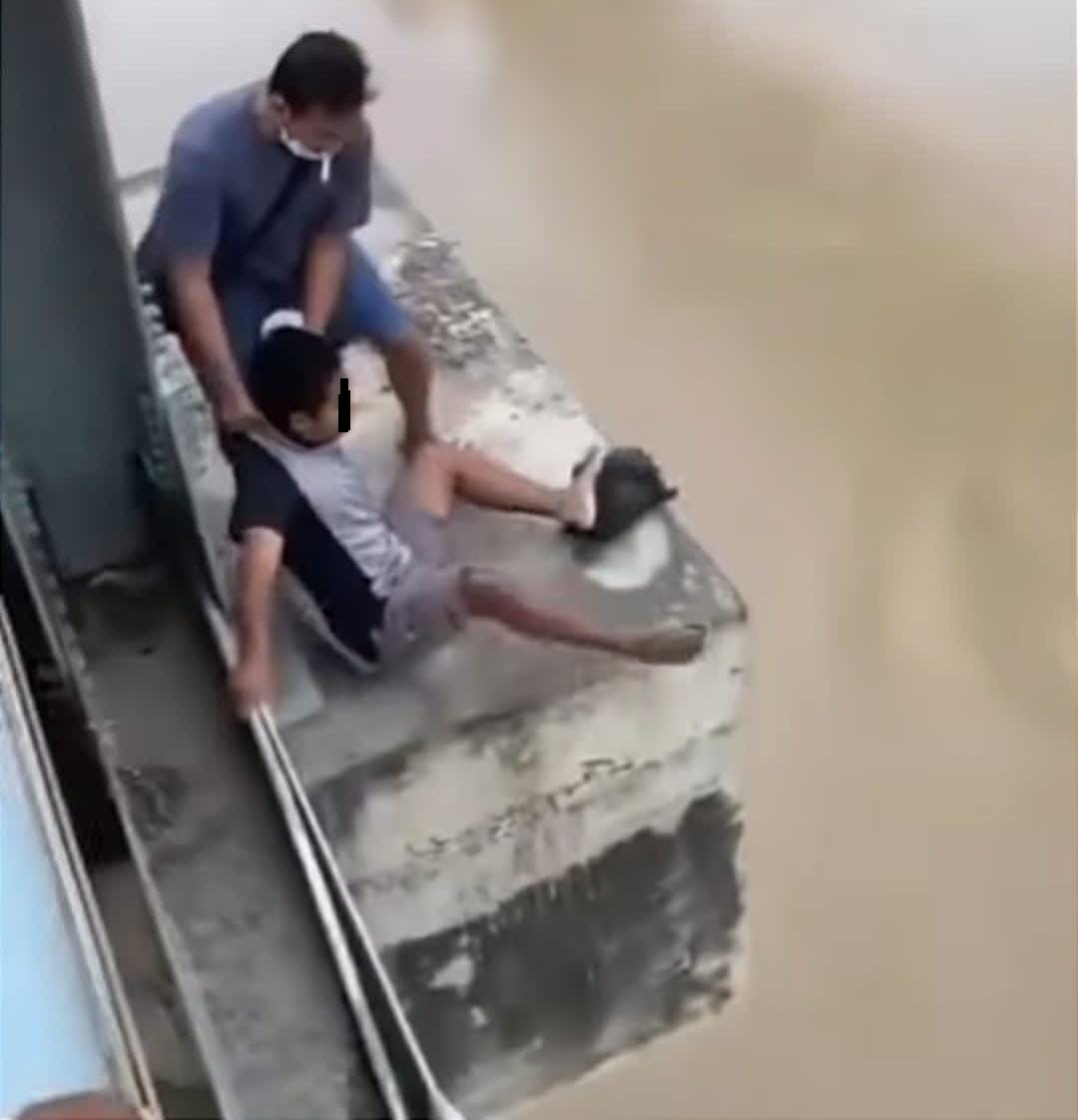 AP (14) yang mencoba melakukan aksi bunuh diri di Jembatan Kaliketek Bojonegoro, namun berhasil digagalkan oleh warga.