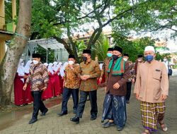 Kunjungi Pondok Pesantren Al-Rosyid Bojonegoro, Wamenag RI: Hormat pada Kiai Itu Banyak Berkahnya