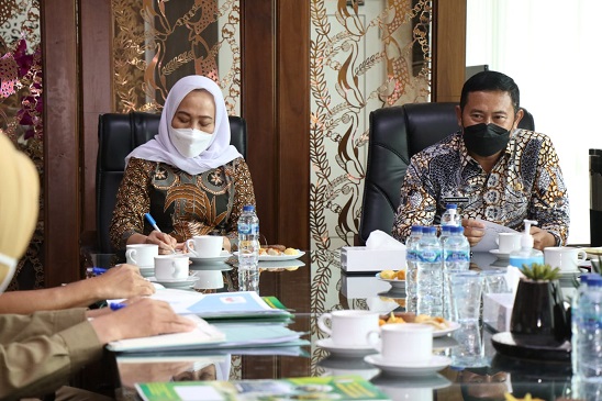 Pertemuan Bupati Bojonegoro Anna Mu'awanah (kiri), dengan Bupati Lamongan Yuhronur Efendi (kanan) untuk membahas pembangunan Waduk Pejok, senin (14/2/2022).