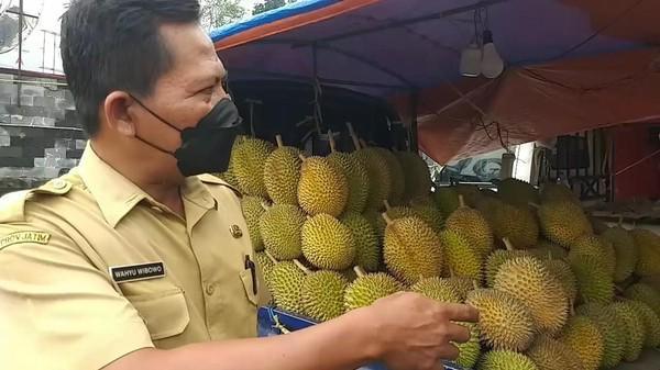 Ibu Pembeli durian kosong.(Foto: Laoh Mahfud/Tugu Jatim)