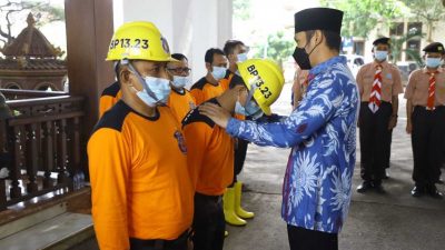 Bupati Lindra Lepas Kontingen Tuban untuk Aksi Peduli Semeru Bikin Hunian Sementara