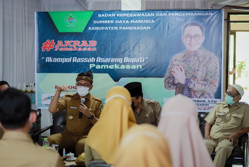 Bupati Pamekasan, Baddrut Tamam, saat berkunjung ke Badan Kepegawaian dan Pengembangan Sumber Daya Manusia, Selasa (8/2/2022).