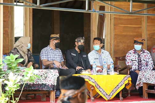 Bupati Tuban, Aditya Halindra Faridzky, bersama pimpinan OPD terkait, camat dan Forkopimka Parengan menyaksikan seni pencak dor dan beberapa pertunjukan lainnya.