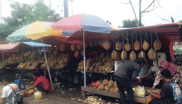 Suasana lapak pedagang durian di pasar wisata Masjid Cheng Ho, Kabupaten Pasuruan.