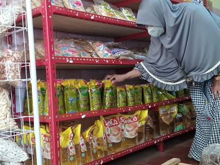 Minyak goreng stok lama masih dijual oleh pedagang pasar Pramuka Tuban. 