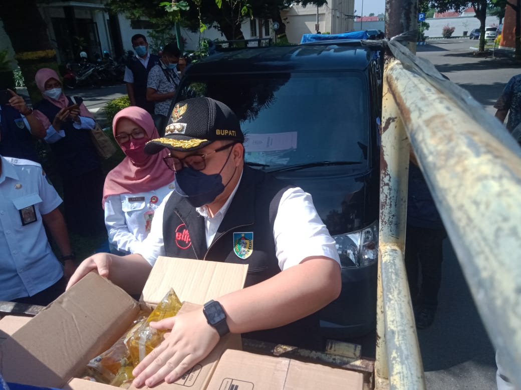 Bupati Kediri, Hanindhito Himawan Pramana, saat droping minyak goreng subsidi untuk didistribusikan ke pasar tradisional, Rabu (23/2/2022).