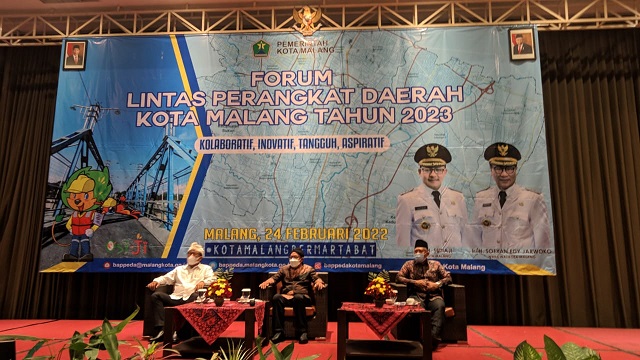 Wali Kota Malang, Drs H Sutiaji (tengah), didampingi oleh Wakil Wali Kota Malang, Ir H Sofyan Edi Jarwoko (kiri) dan Sekretaris Daerah Kota Malang, Erik Setyo Santoso (kanan) saat mengisi kegiatan Forum Lintas Perangkat Daerah, Kamis (24/2/2022).